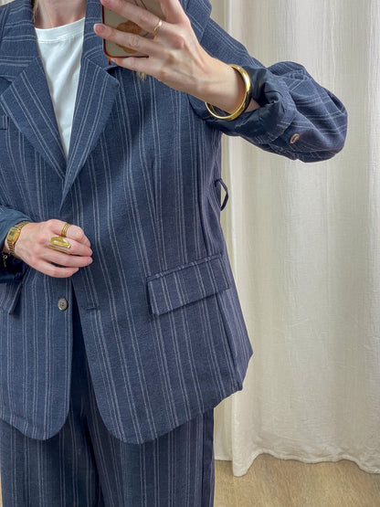 Blazer Sally bleu marine à rayures fines coupe oversize femme porté avec pantalon assorti style costume décontracté