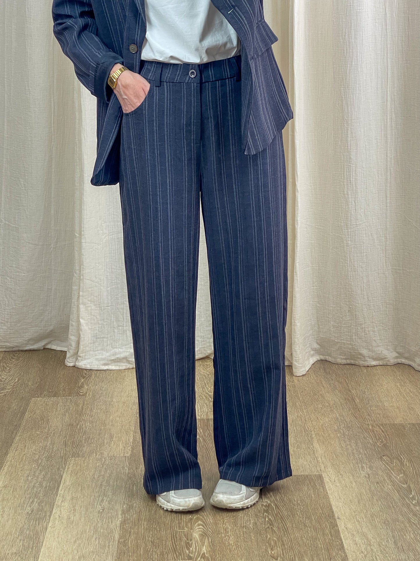 Pantalon Sally bleu marine à rayures verticales coupe droite large taille haute style costume femme