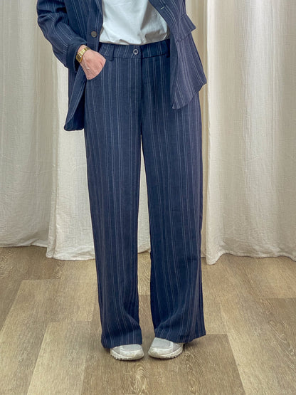 Pantalon Sally bleu marine à rayures verticales coupe droite large taille haute style costume femme
