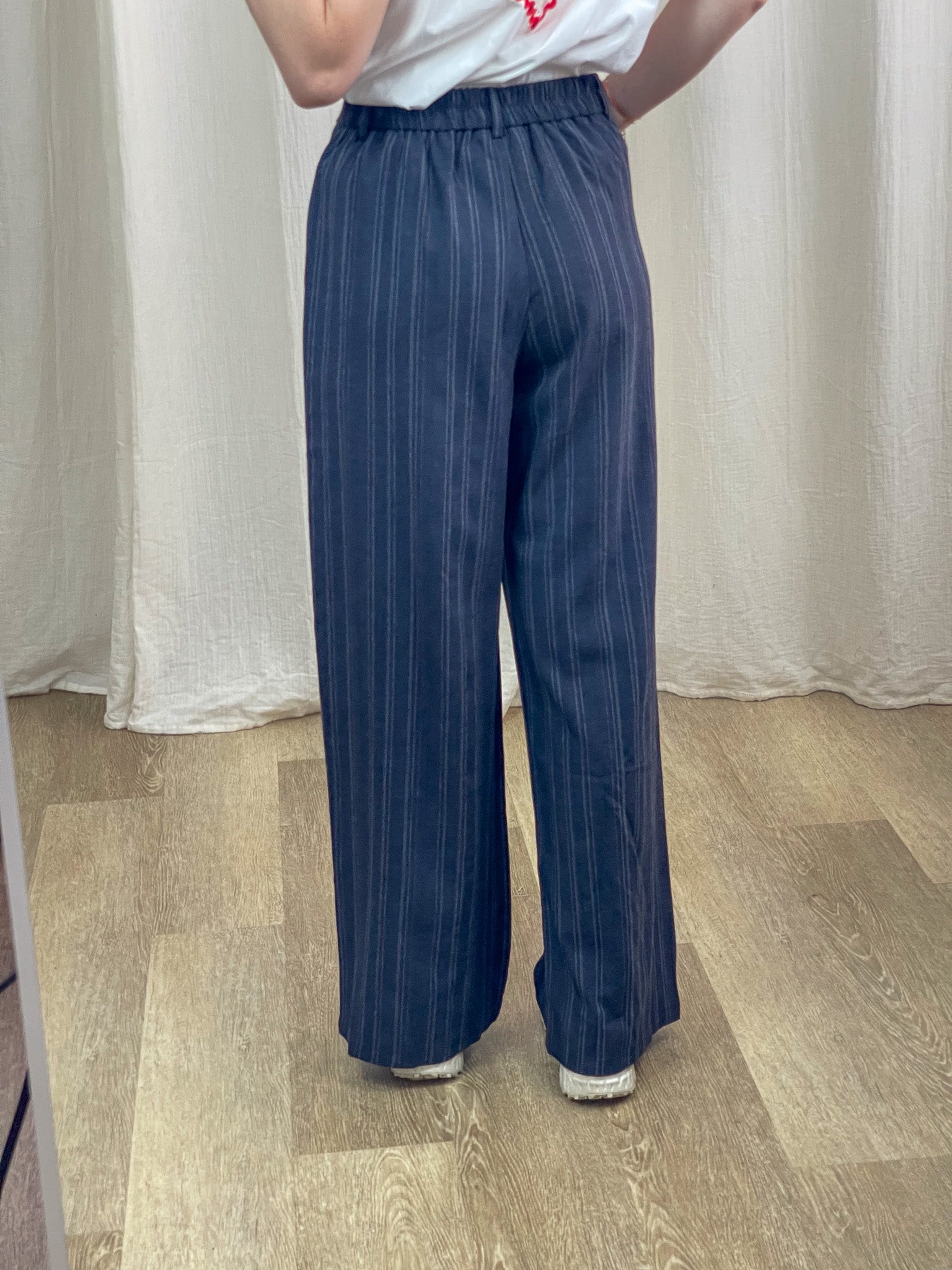 Pantalon large Sally bleu marine à rayures verticales taille élastique femme style fluide décontracté