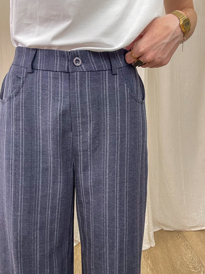 Pantalon Sally bleu marine à rayures verticales coupe droite taille haute femme style workwear chic