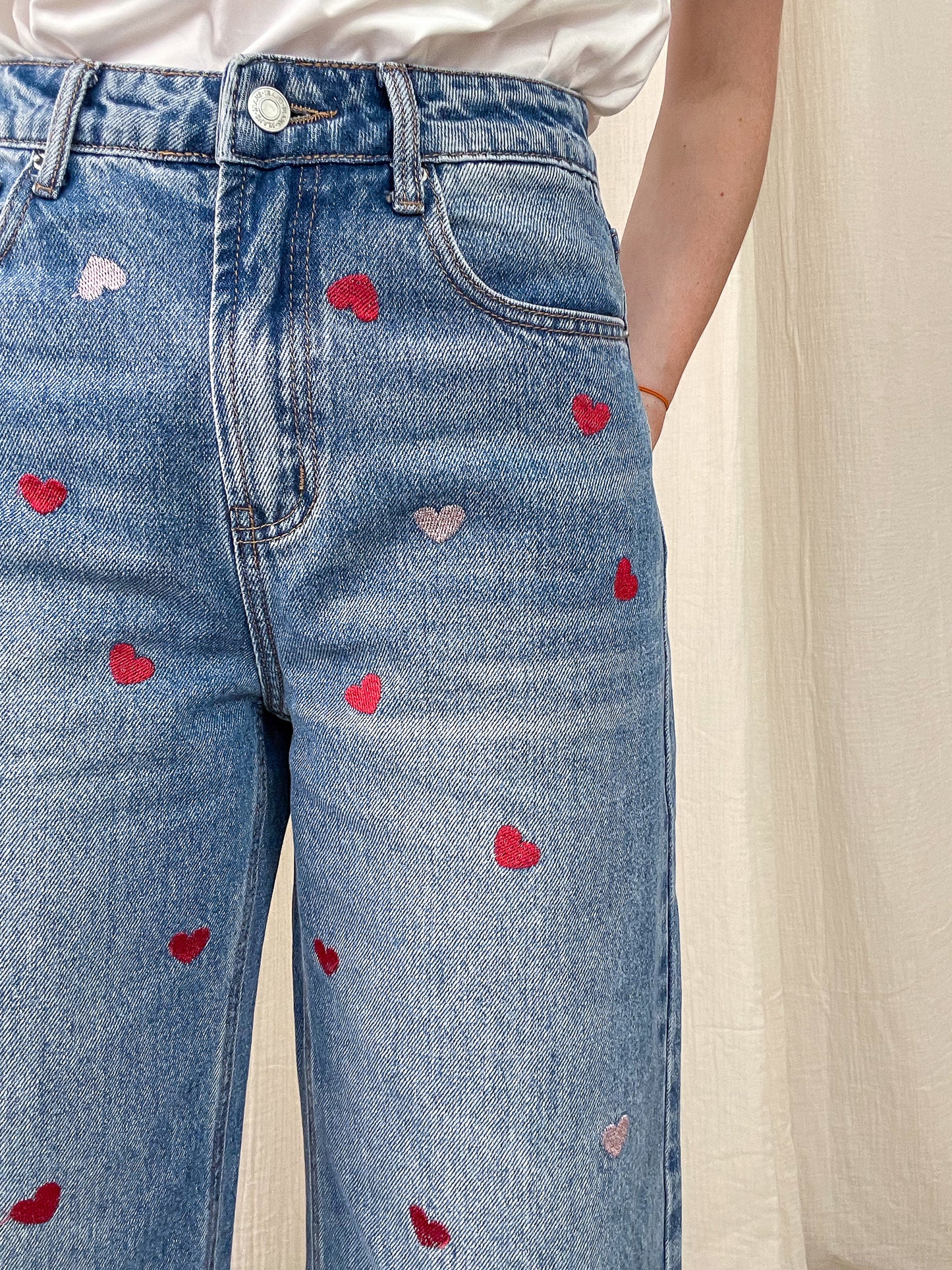 Jean large taille haute bleu délavé brodé coeurs rouges et roses femme style romantique