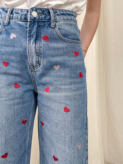 Jean large taille haute bleu délavé brodé coeurs rouges et roses femme style romantique