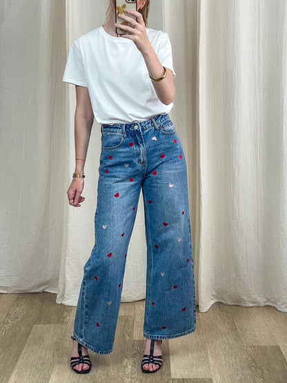 Jean large taille haute bleu clair brodé coeurs rouges et roses femme style tendance