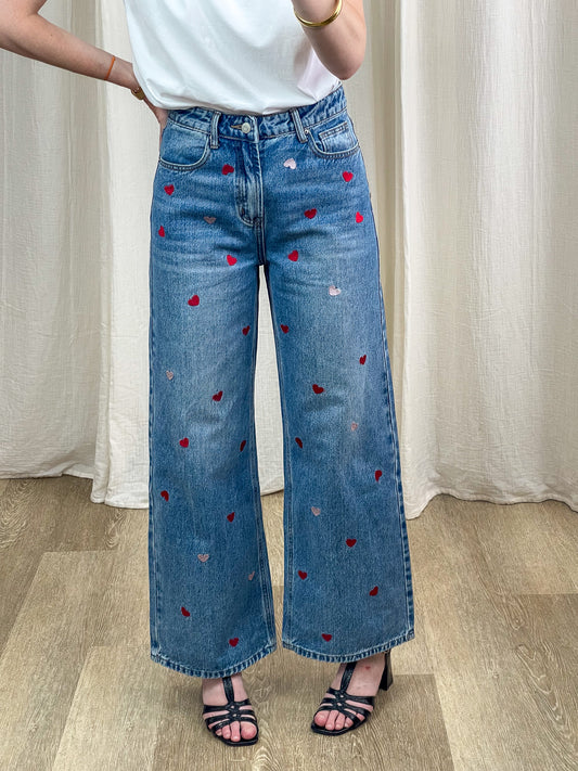 Jean large taille haute bleu délavé brodé coeurs rouges et roses femme style romantique
