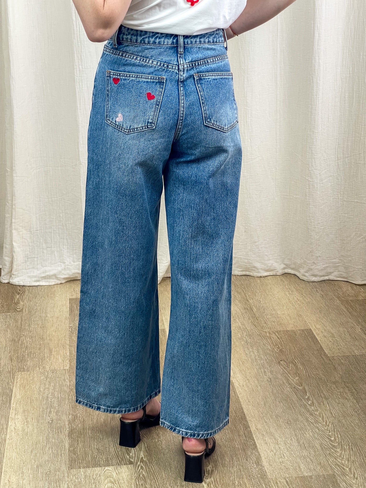 Jean large taille haute bleu délavé brodé coeurs rouges femme style vintage wide leg