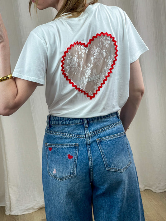 T-shirt blanc femme dos ouvert coeur en dentelle bordure rouge style romantique broderie coeurs sur jean taille haute