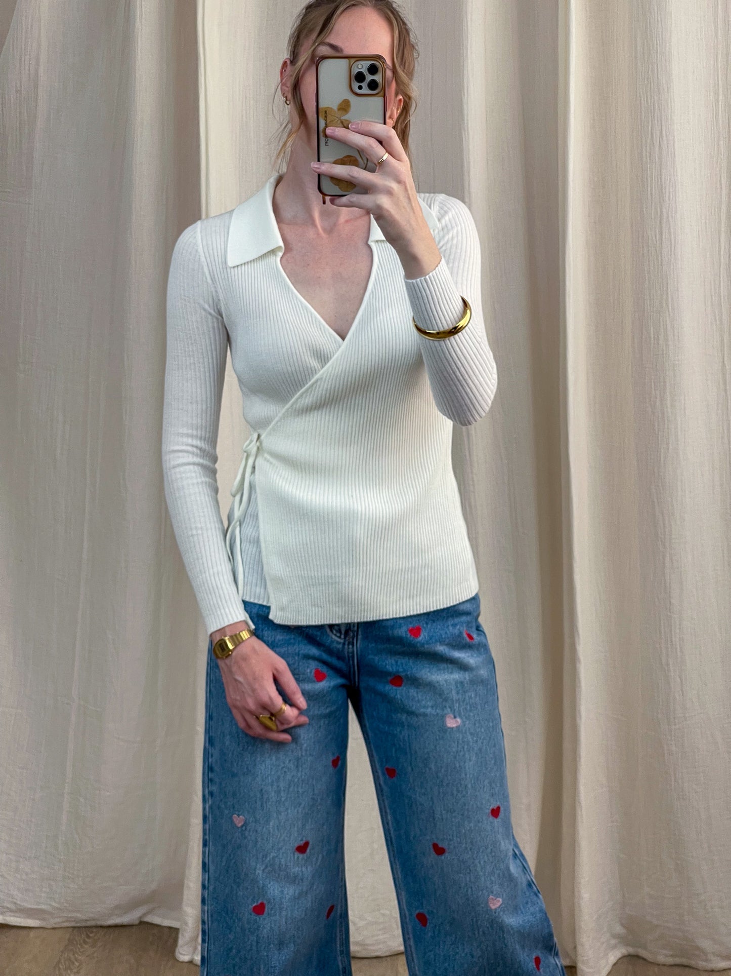 Pull cache-cœur côtelé blanc cassé col polo manches longues femme porté avec jean coeurs
