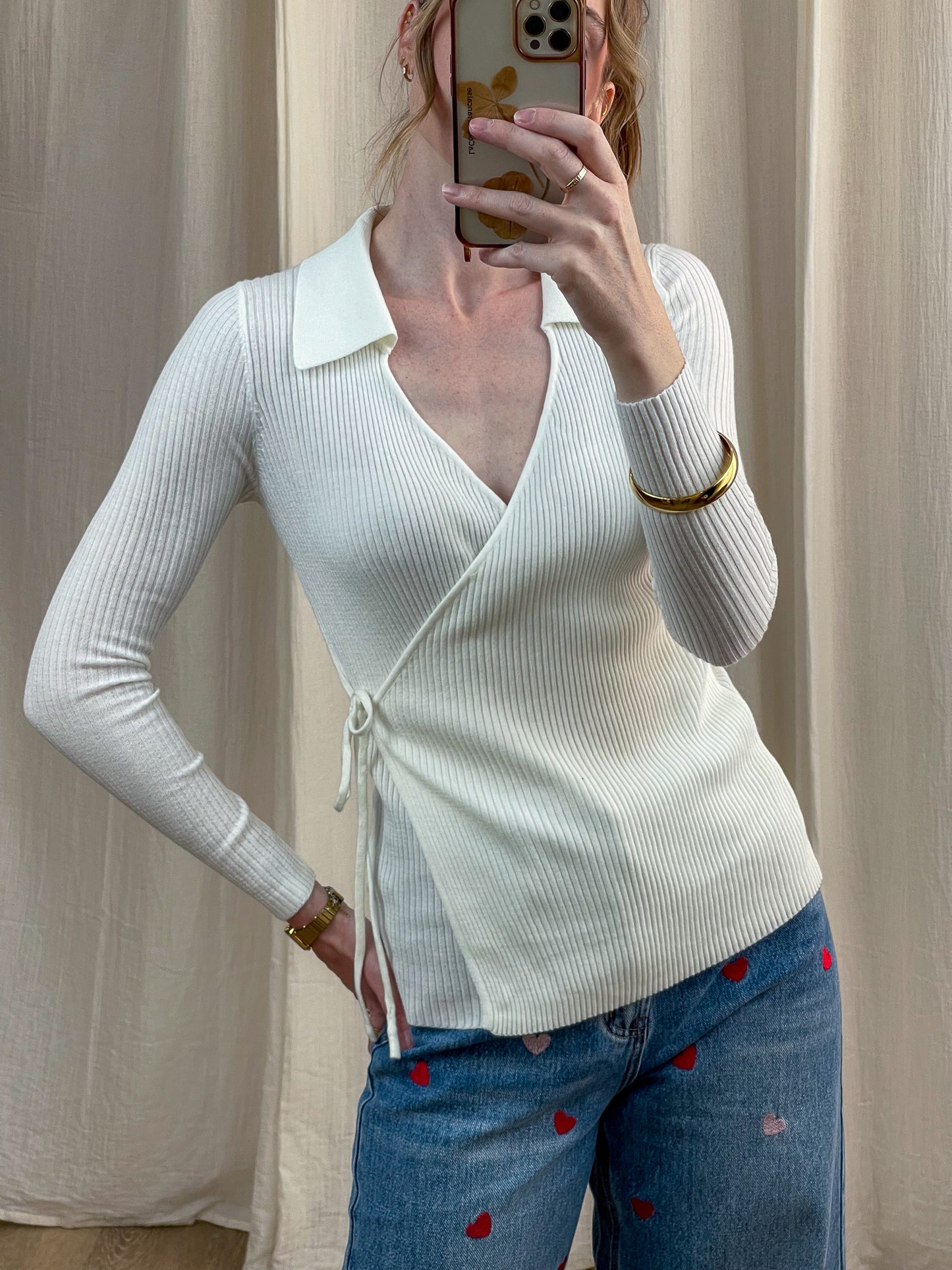 Pull cache-cœur côtelé blanc cassé col polo manches longues femme porté avec jean cœurs rouges style casual chic