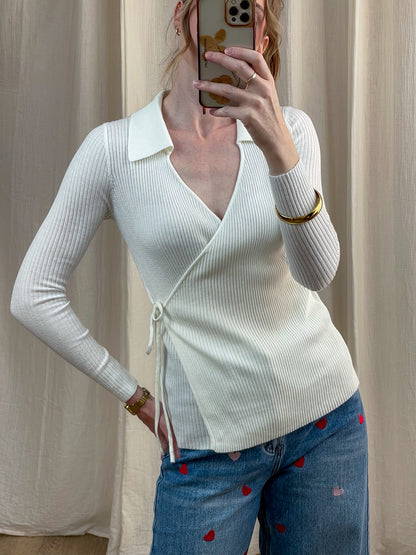 Pull cache-cœur côtelé blanc cassé col polo manches longues femme porté avec jean cœurs rouges style casual chic