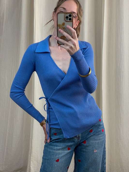 Pull cache-cœur bleu côtelé col chemise avec lien à nouer, porté avec jean coeurs brodés femme