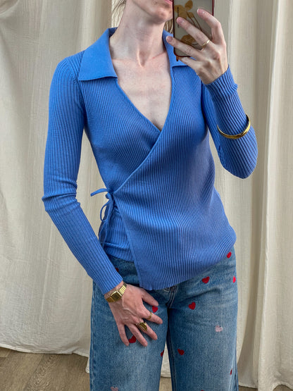 Pull cache-cœur bleu côtelé col chemise manches longues femme porté avec jean coeurs rouges