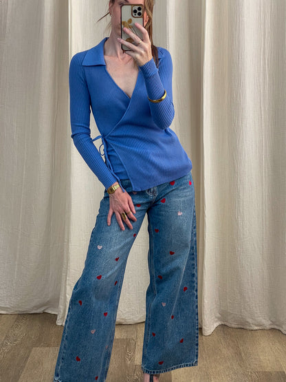 Pull cache-cœur bleu côtelé col V femme porté avec jean taille haute motifs cœurs, style tendance chic décontracté