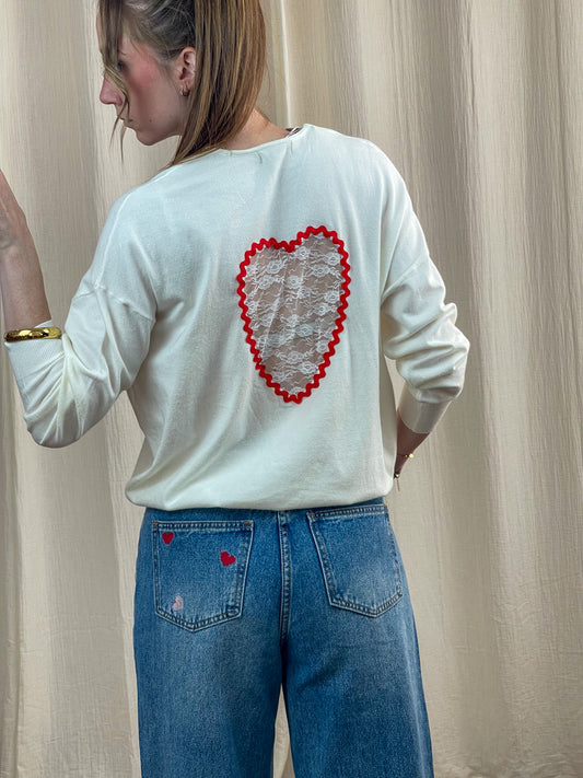Pull femme blanc cassé avec dos ajouré cœur en dentelle bordure rouge style romantique porté avec jean taille haute
