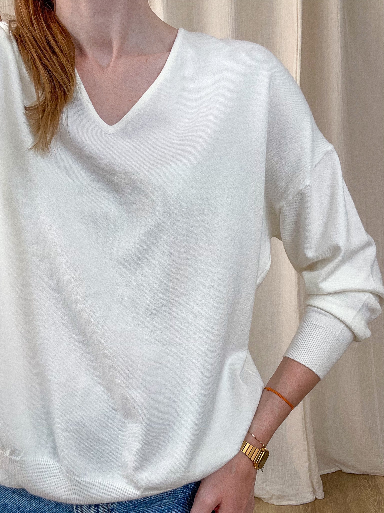 Pull blanc col V femme coupe oversize manches longues en maille douce style casual chic