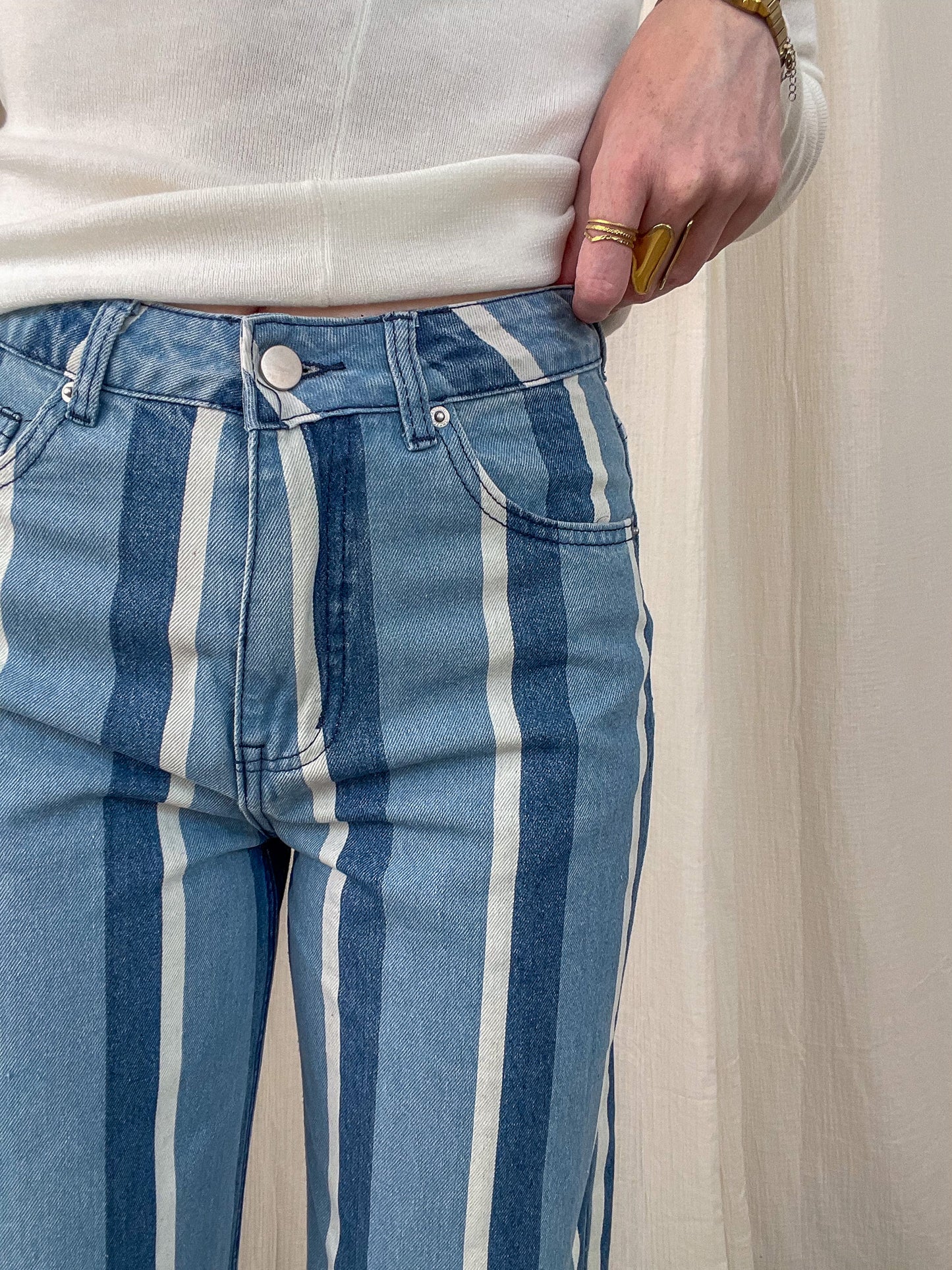 Jean Ellie femme coupe droite à rayures verticales bleu et blanc style vintage denim rayé tendance