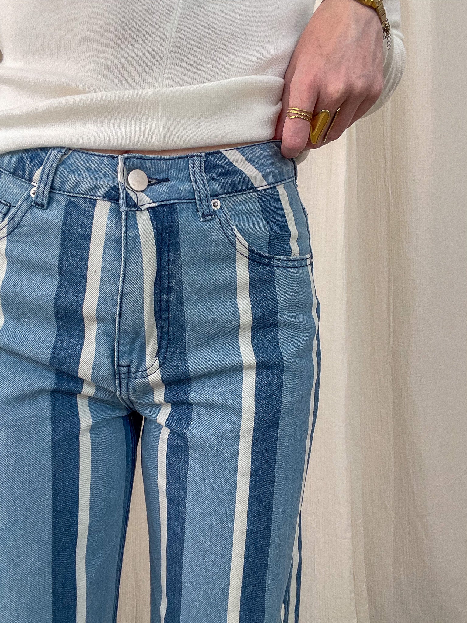 Jean Ellie femme coupe droite à rayures verticales bleu et blanc style vintage denim rayé tendance