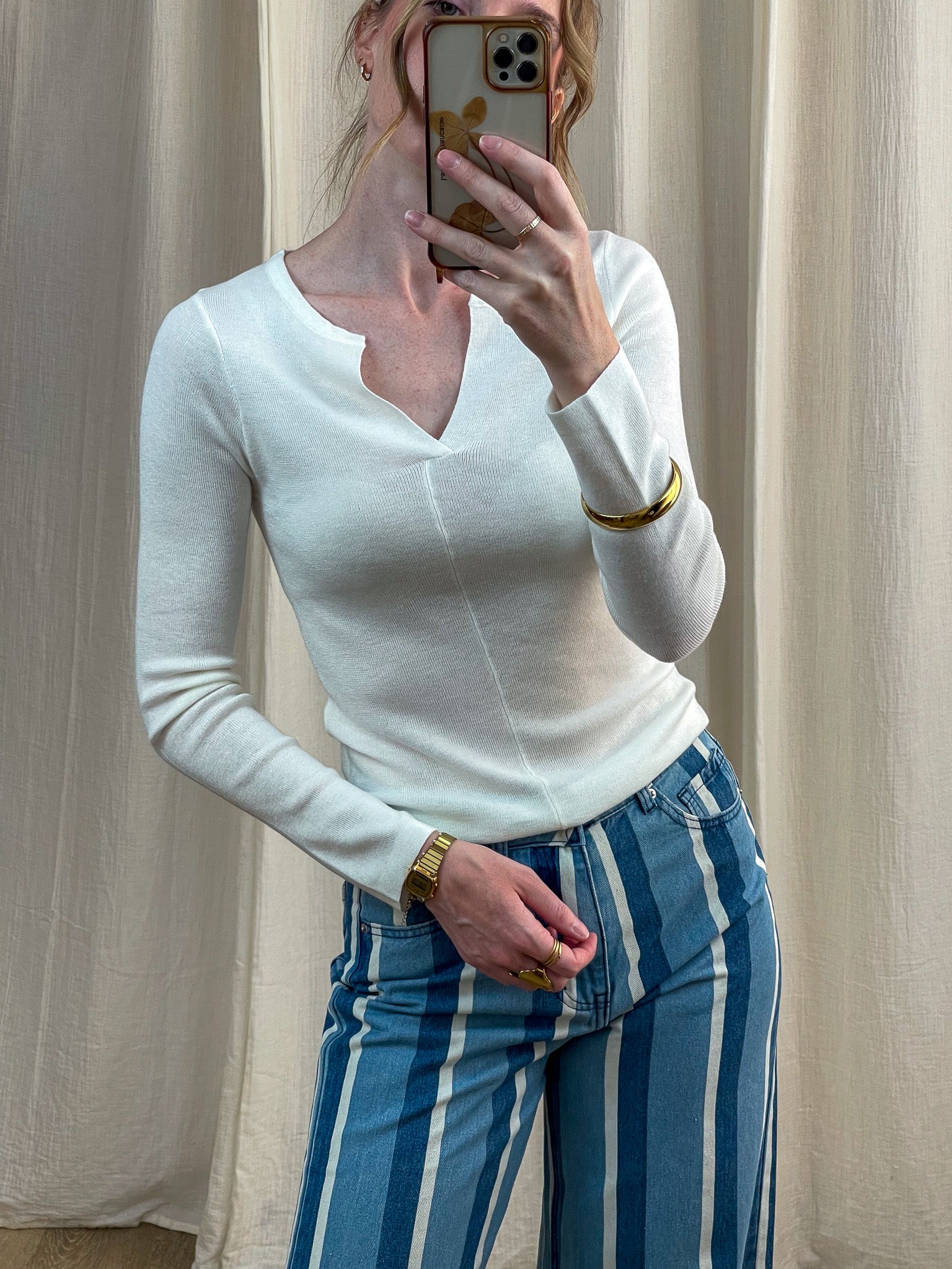 Pull femme blanc col V échancré manches longues coupe ajustée style minimaliste chic