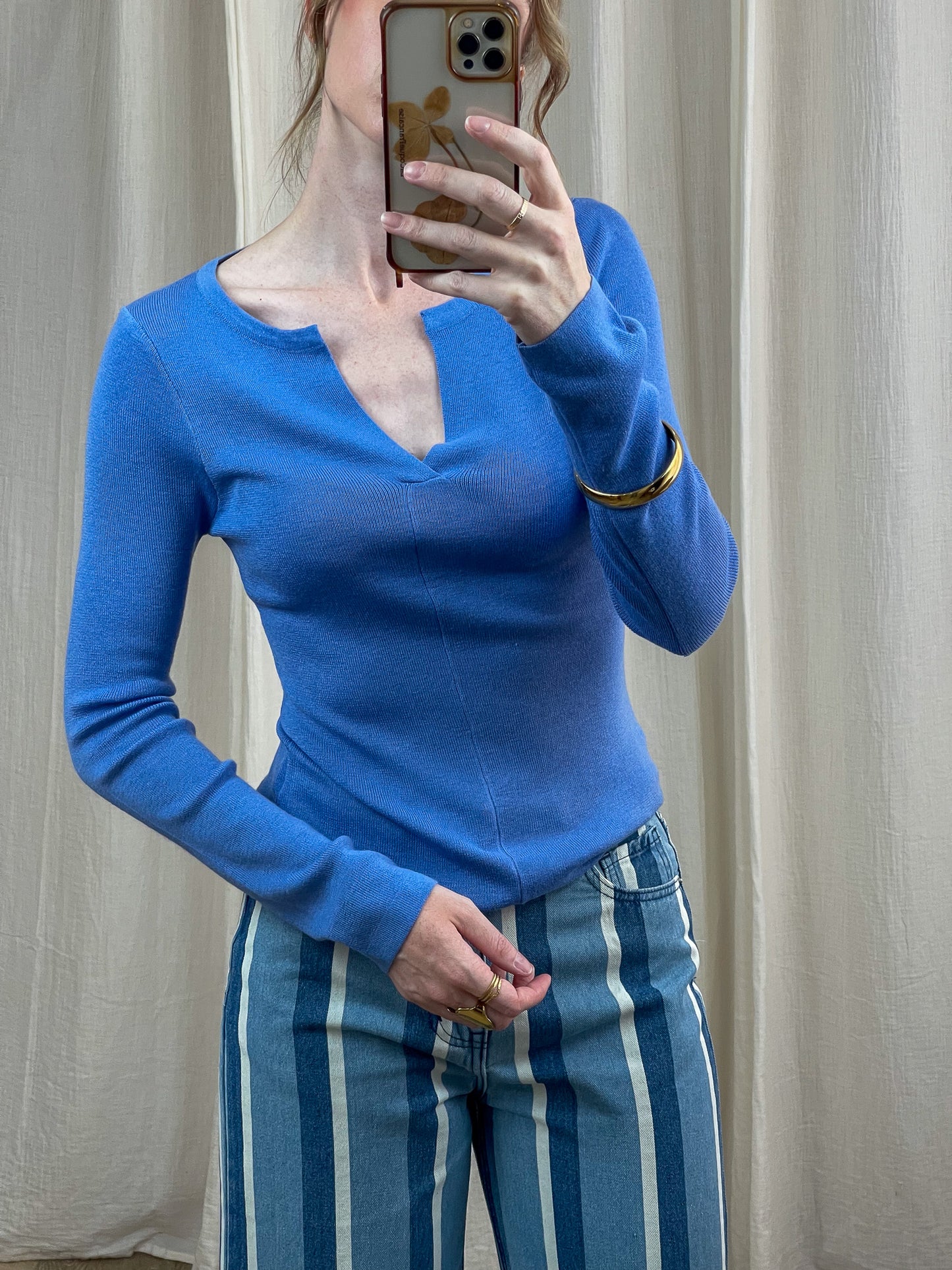 Pull femme bleu roi col V fendu manches longues maille fine ajustée style casual chic