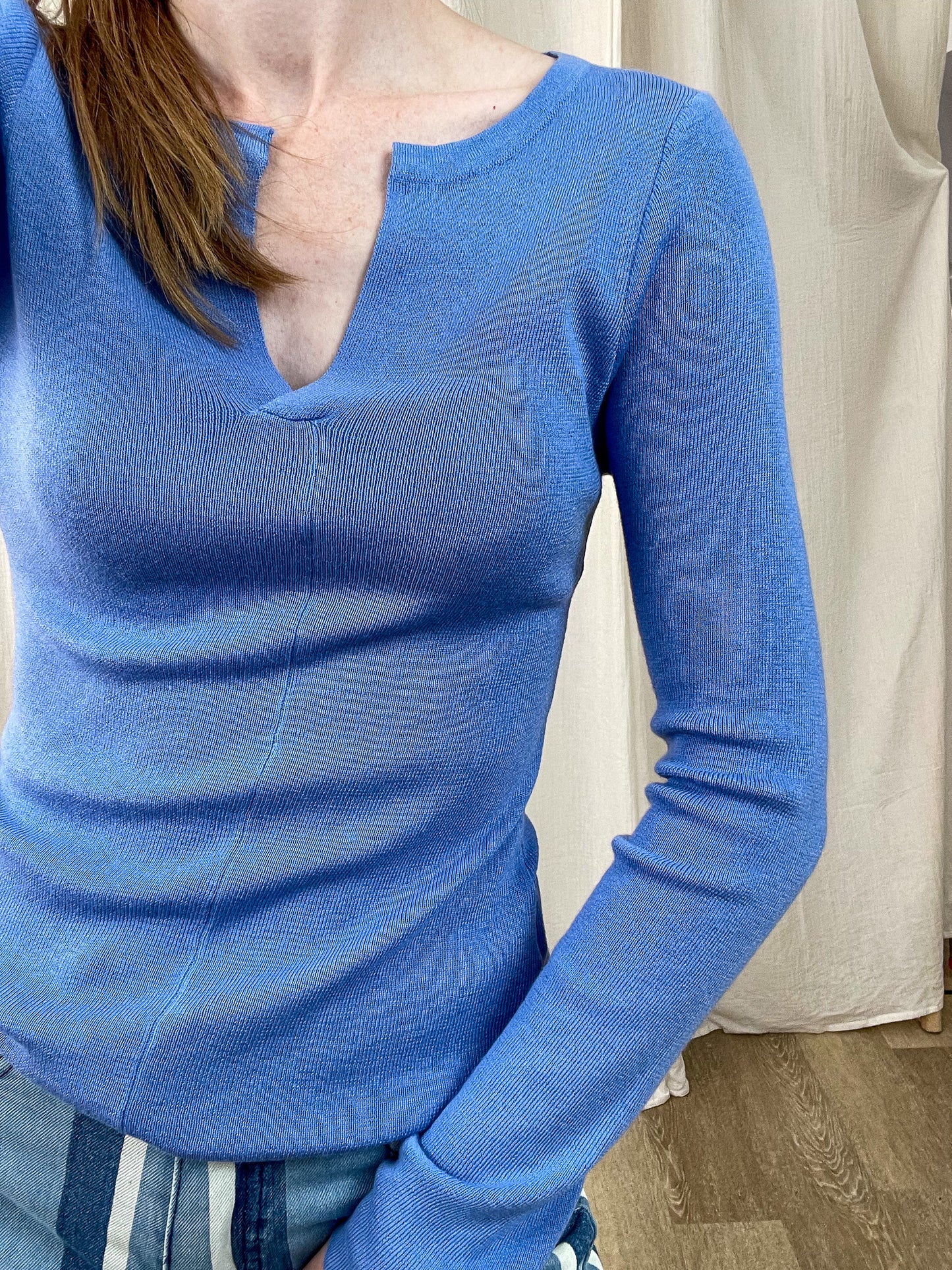 Pull femme bleu lavande col V échancré manches longues maille fine ajustée style casual chic