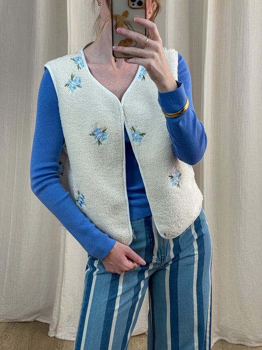 Gilet sherpa blanc cassé broderies florales bleues femme, style bohème chic sans manches