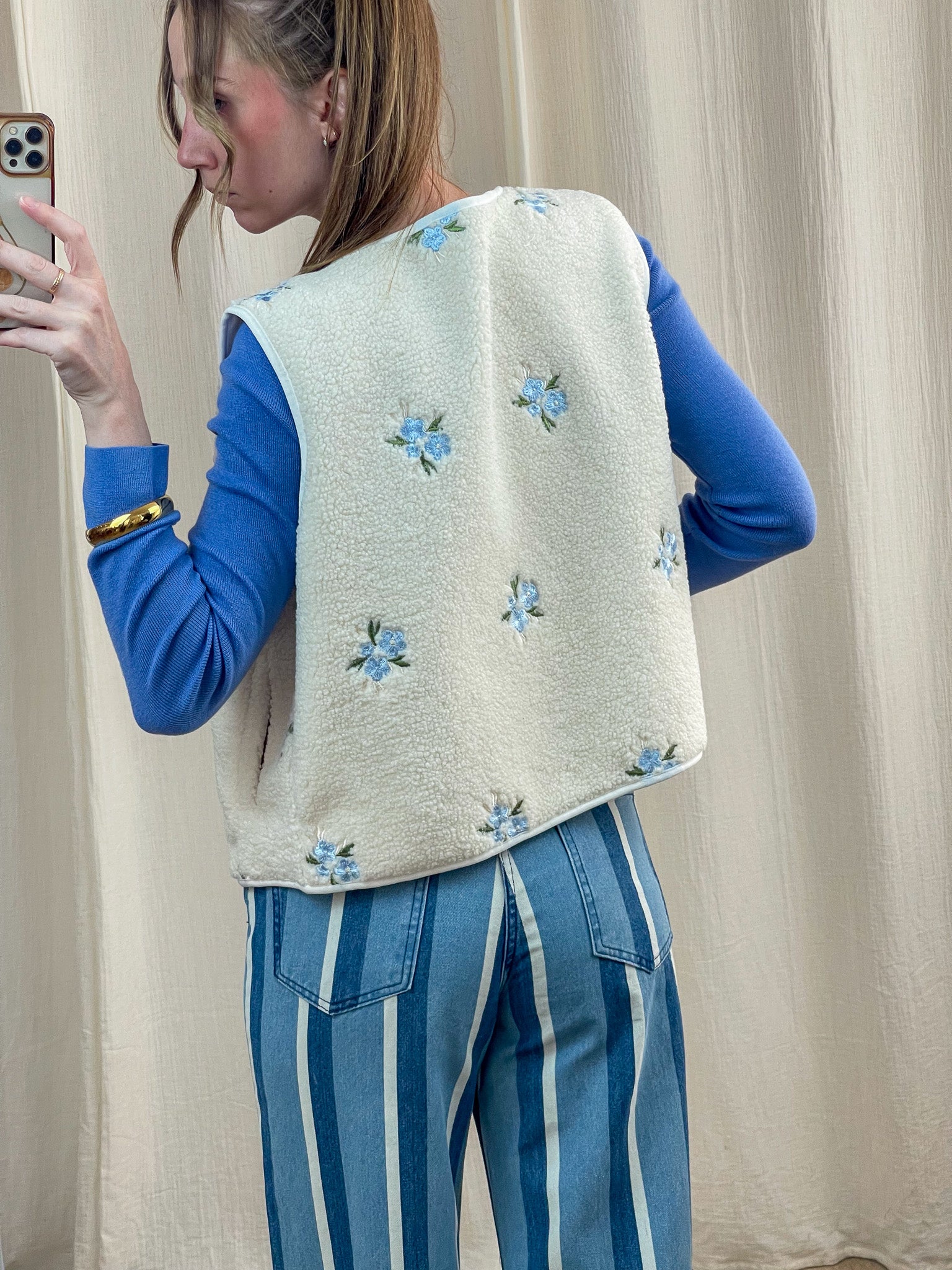 Veste sans manches sherpa écrue broderies fleurs bleues femme style bohème chic portée sur pull bleu