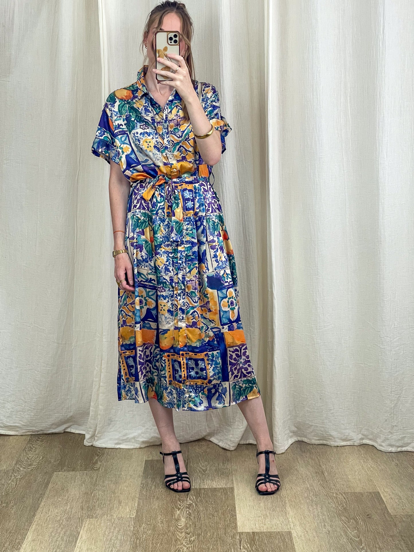 Robe chemise mi-longue imprimé carreaux de ciment bleu et ocre, ceinture à nouer, manches courtes, style bohème chic femme