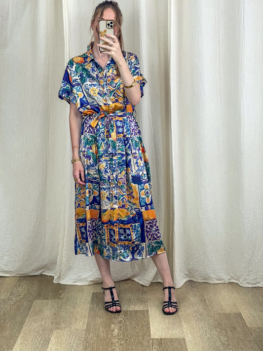 Robe chemise mi-longue imprimé carreaux de ciment bleu et ocre, ceinture à nouer, manches courtes, style bohème chic femme