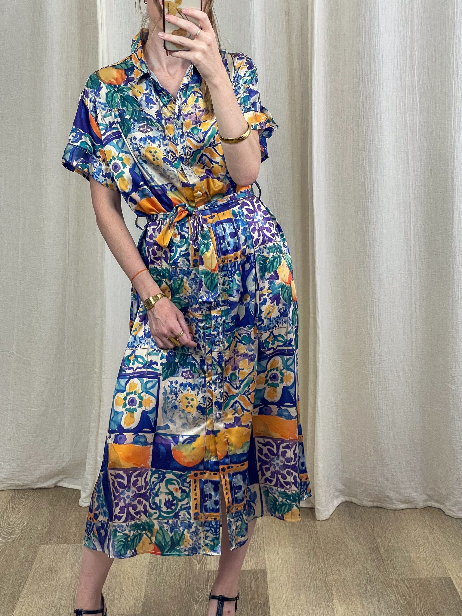 Robe Églantine midi satinée imprimé carreaux méditerranéens bleu et jaune, manches courtes, ceinture nouée femme été