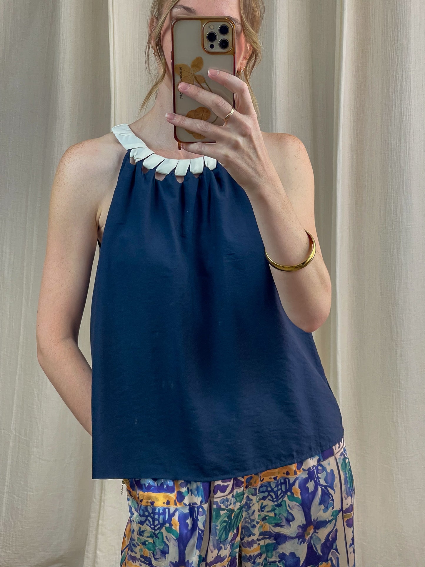 Top fluide bleu marine col festonné blanc sans manches femme style élégant été