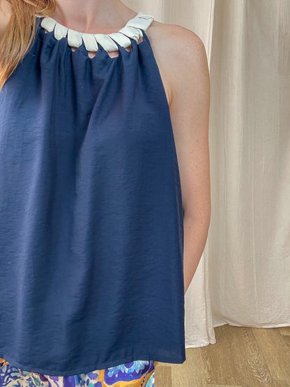 Top fluide bleu marine col festonné blanc, haut sans manches femme élégant été