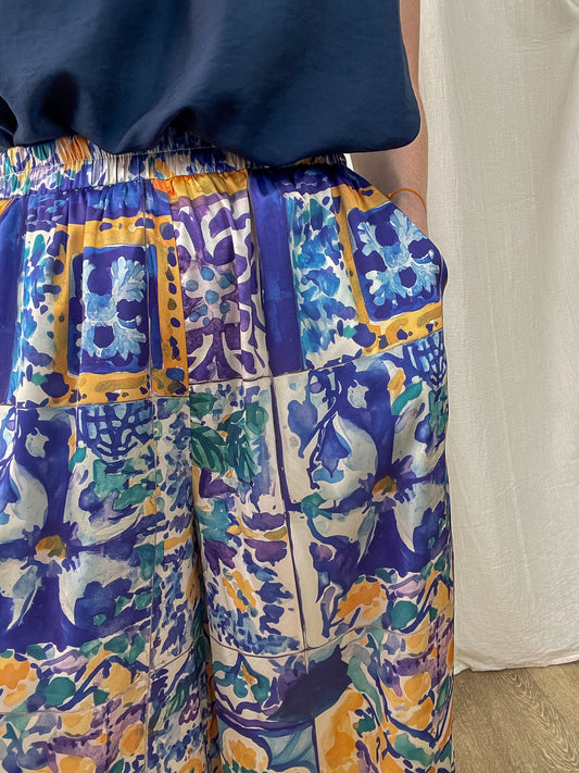 Pantalon Églantine fluide imprimé carreaux méditerranéens bleu violet et jaune, taille élastique, style bohème femme été