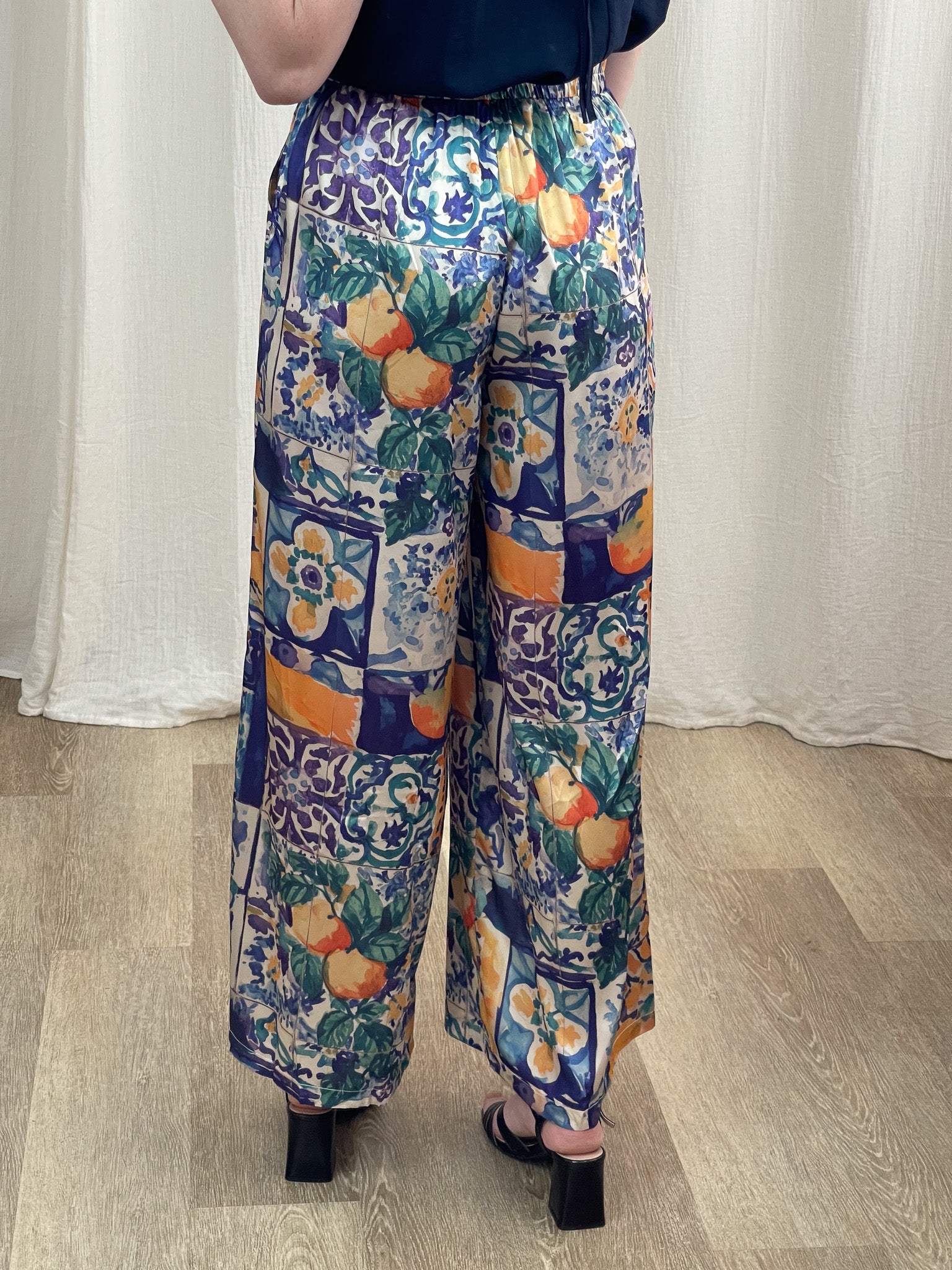 Pantalon large fluide imprimé méditerranéen motifs oranges et azulejos bleu femme taille élastique style bohème été