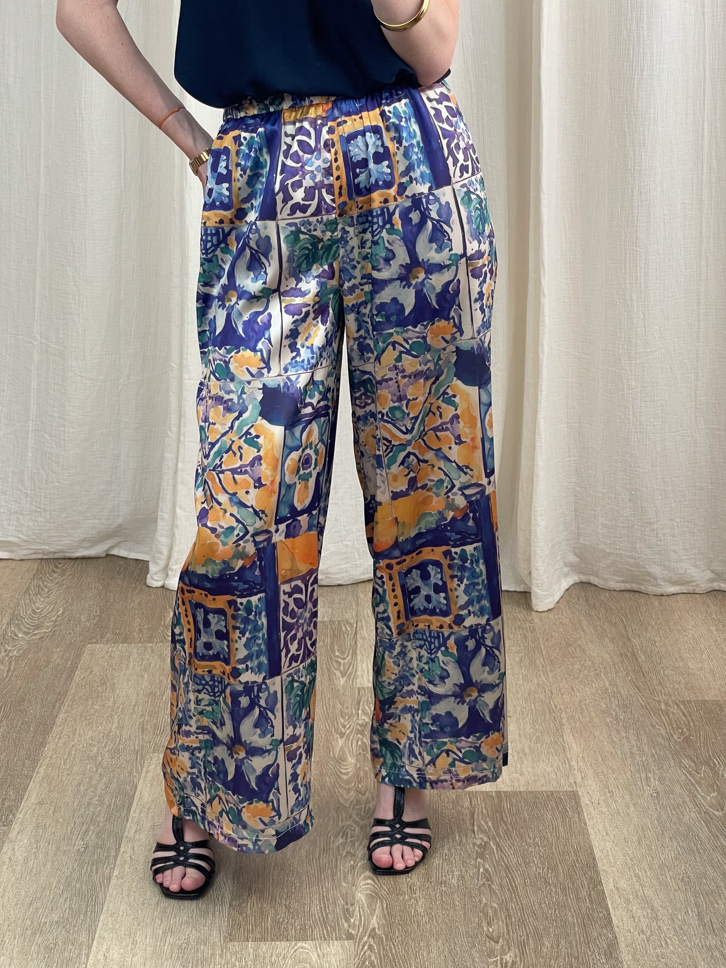 Pantalon fluide imprimé azulejos bleu et jaune coupe large taille élastique femme style bohème chic été