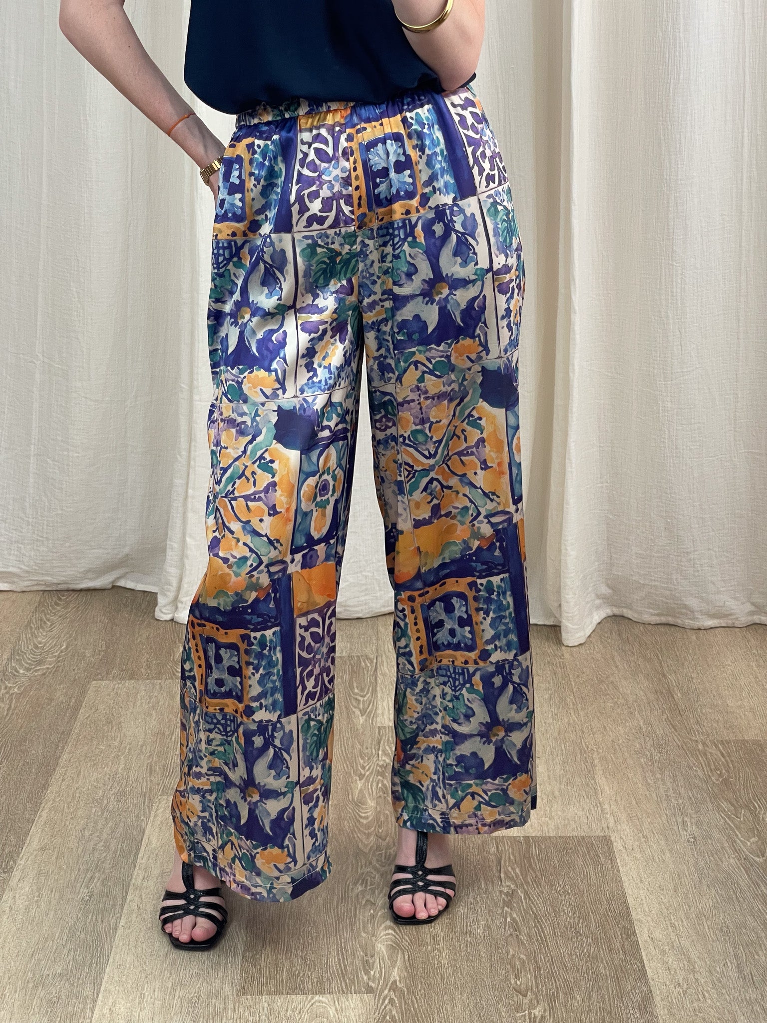 Pantalon fluide imprimé azulejos bleu et jaune coupe large taille élastique femme style bohème chic été