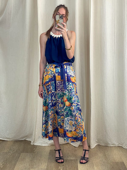 Jupe longue Églantine imprimé méditerranéen bleu et jaune motifs carreaux de faïence femme taille haute avec ceinture