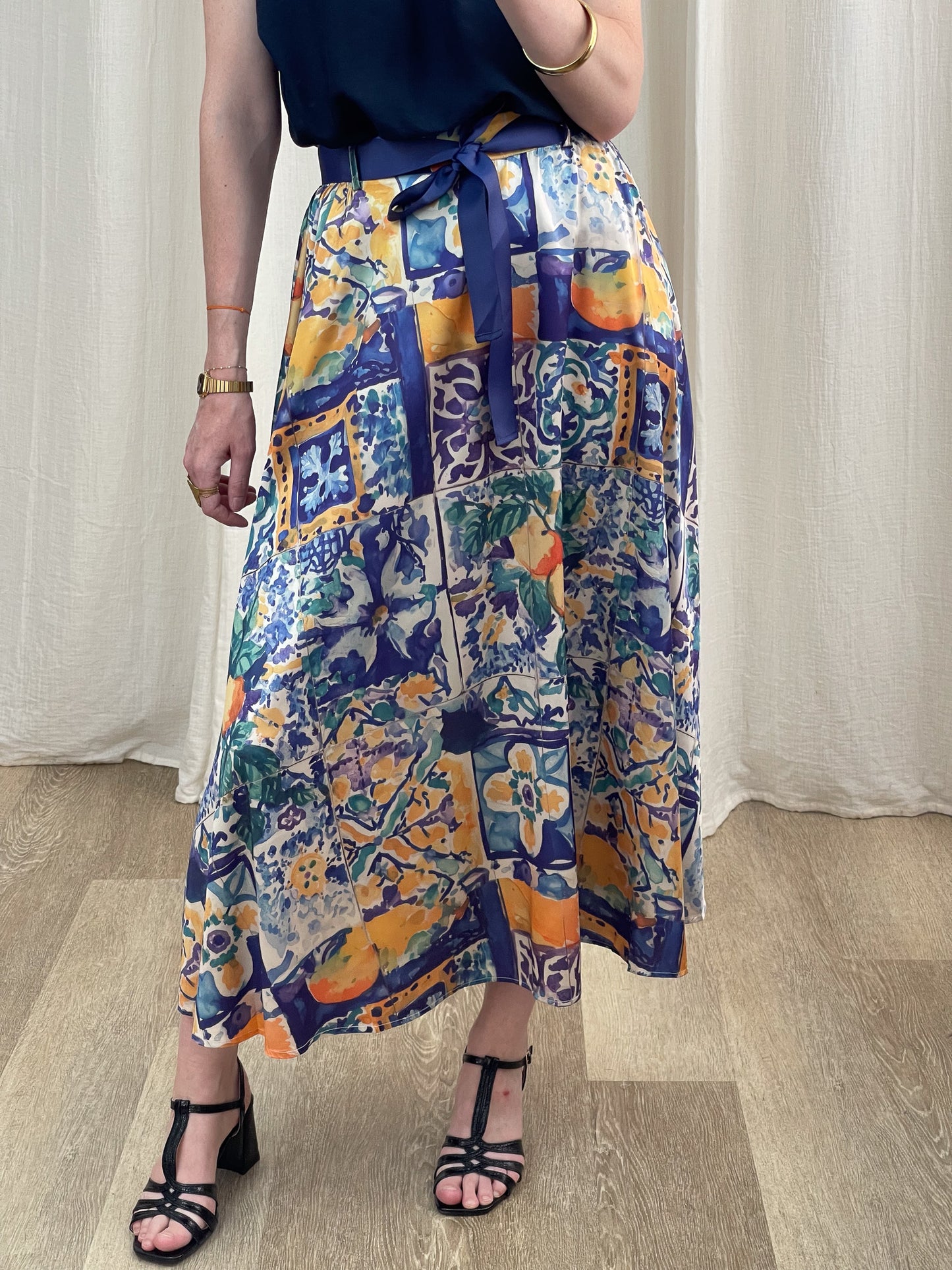 Jupe longue fluide imprimé carreaux de ciment bleu jaune orange style méditerranéen femme avec ceinture noeud