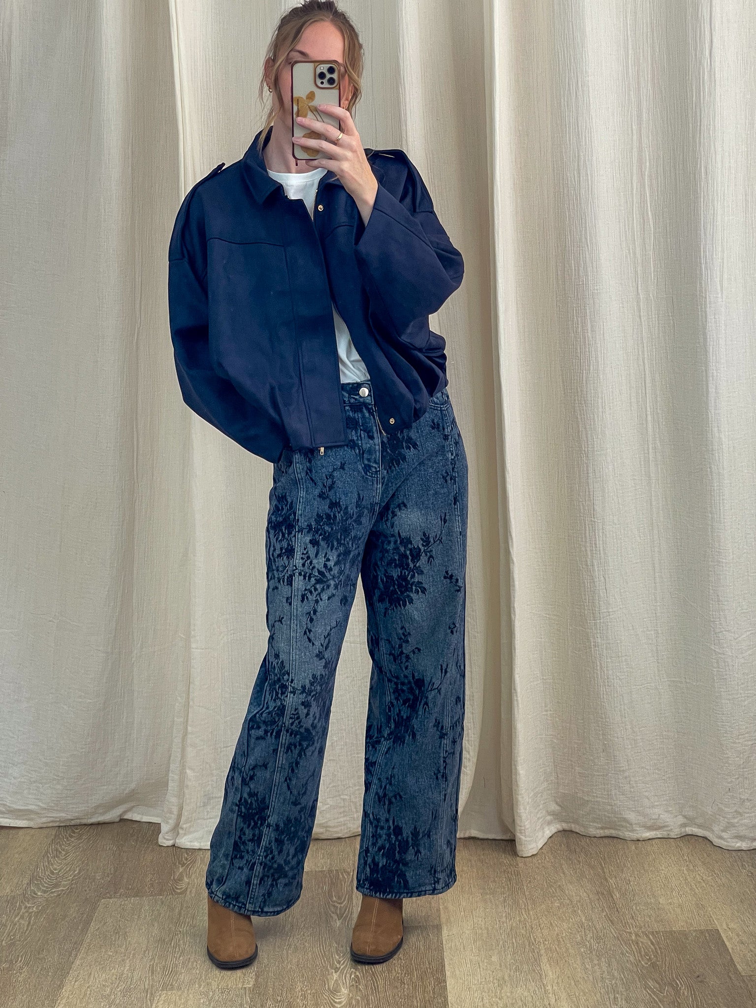Veste Hilda bleu marine coupe courte oversize avec col chemise, portée avec jean floral femme style casual chic