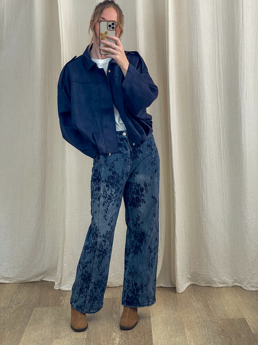 Veste Hilda bleu marine coupe courte oversize avec col chemise, portée avec jean floral femme style casual chic