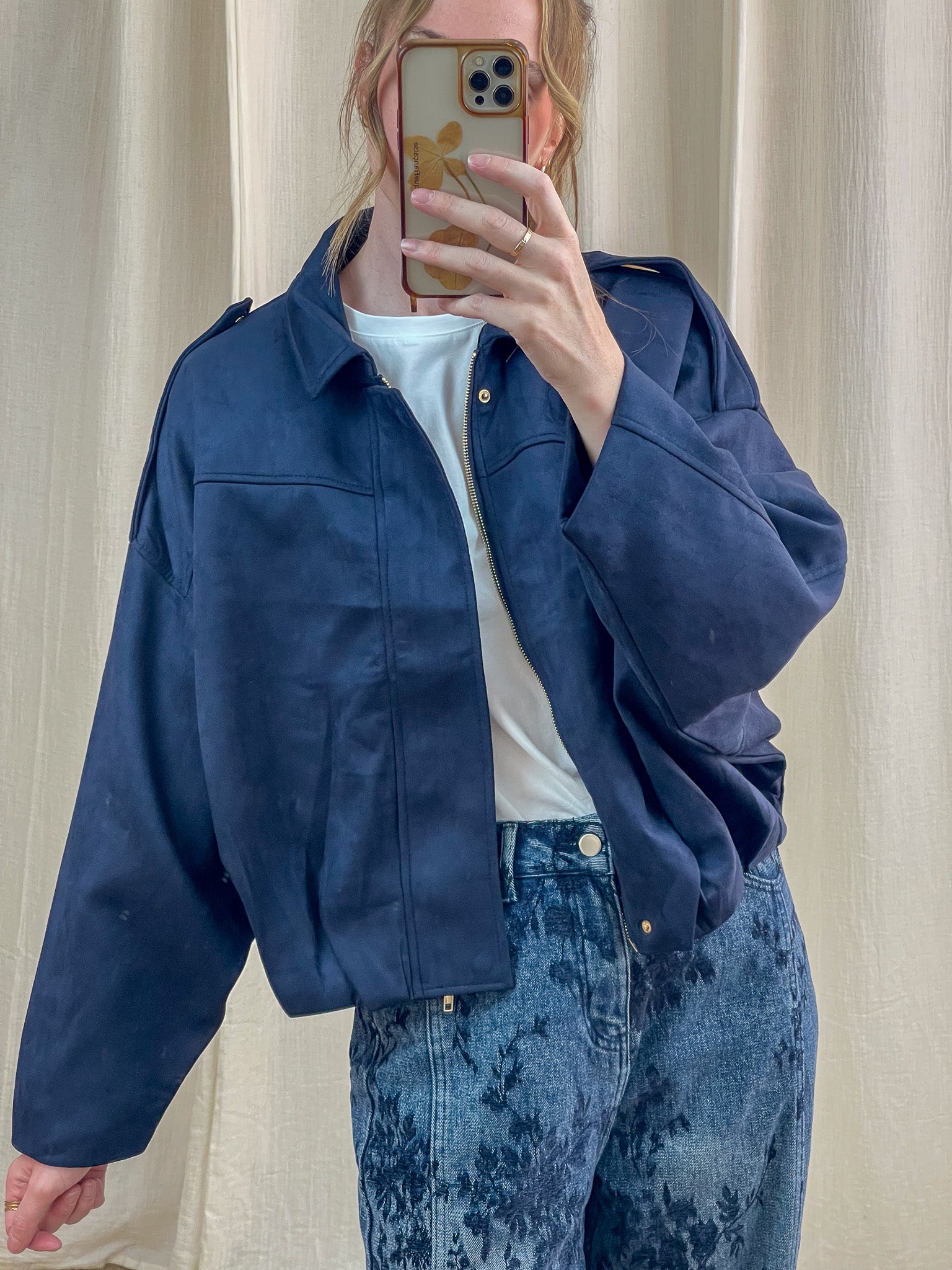 Veste Hilda bleu marine oversize zippée style workwear femme portée avec jean fleuri