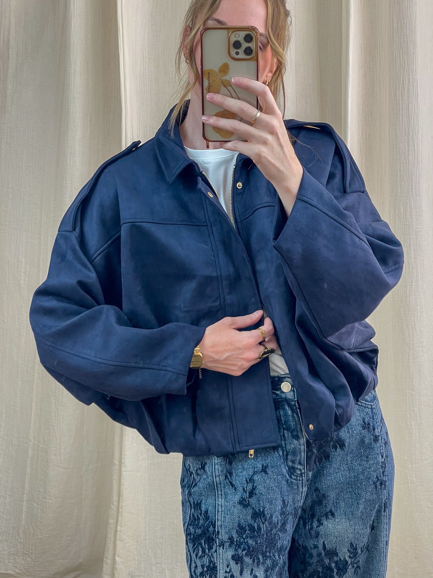 Veste Hilda bleu marine oversize en suédine avec col et fermeture zippée dorée, style casual chic femme