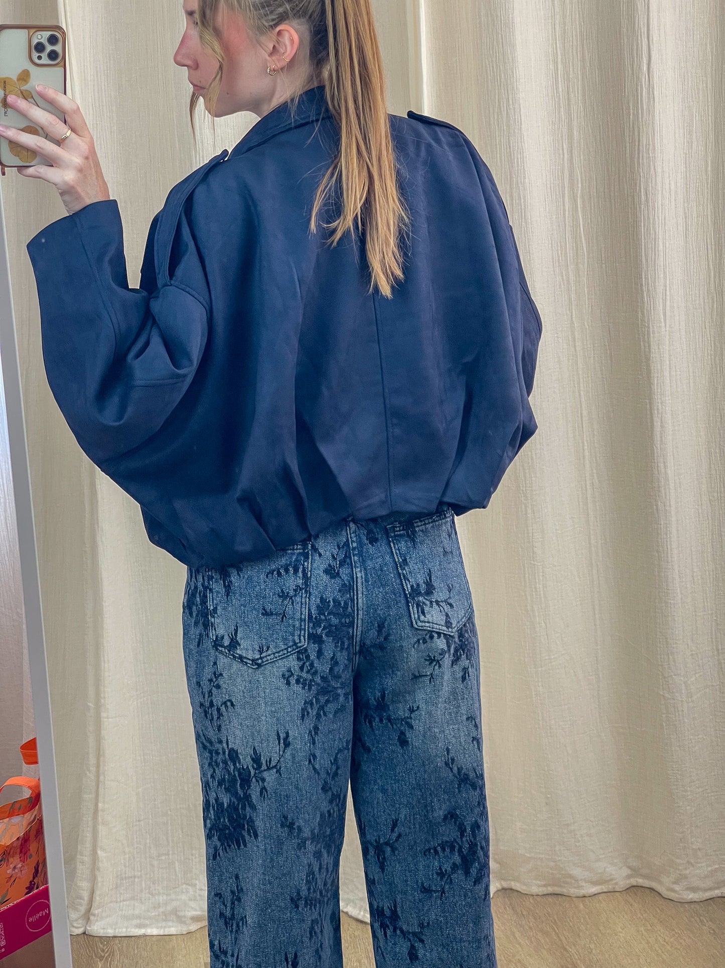 Veste Hilda bleu marine oversize femme avec manches amples style bomber élégant portée avec jean fleuri