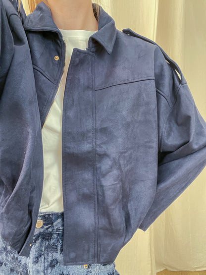 Veste Hilda bleu marine en suédine zippée coupe courte femme style casual chic