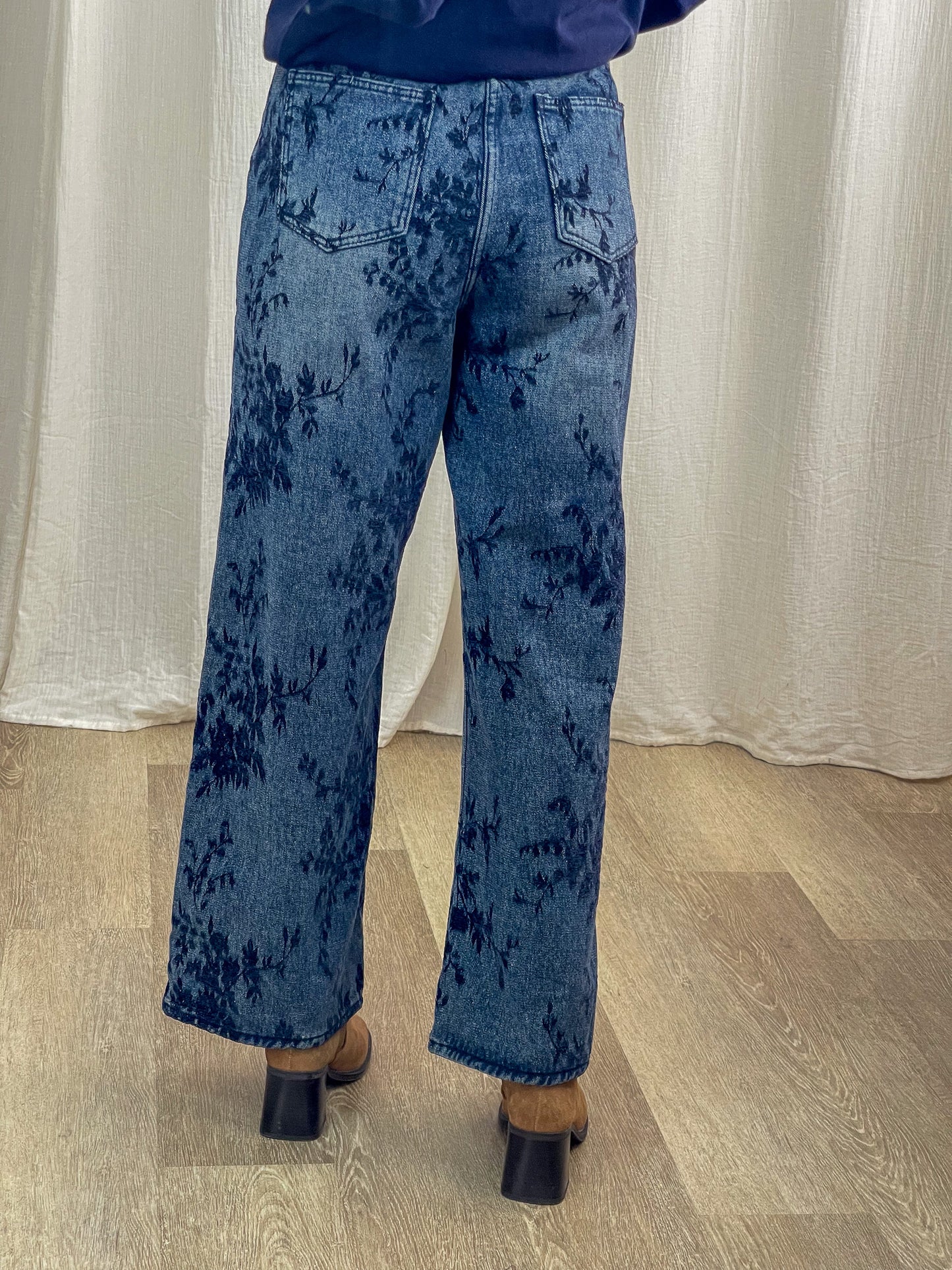 Pantalon large en jean bleu à motif floral brodé femme style bohème chic