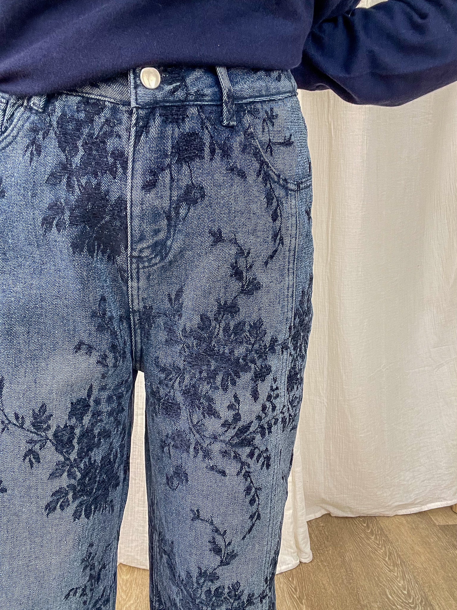 Pantalon jean Jazlyn bleu délavé broderie florale ton sur ton coupe droite femme style bohème chic