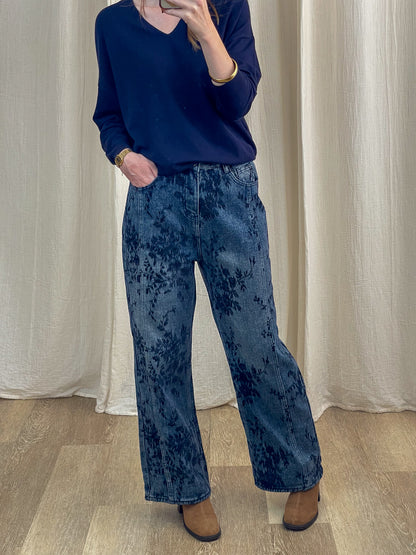 Pantalon large jean bleu imprimé floral foncé taille haute femme style bohème chic Jazlyn