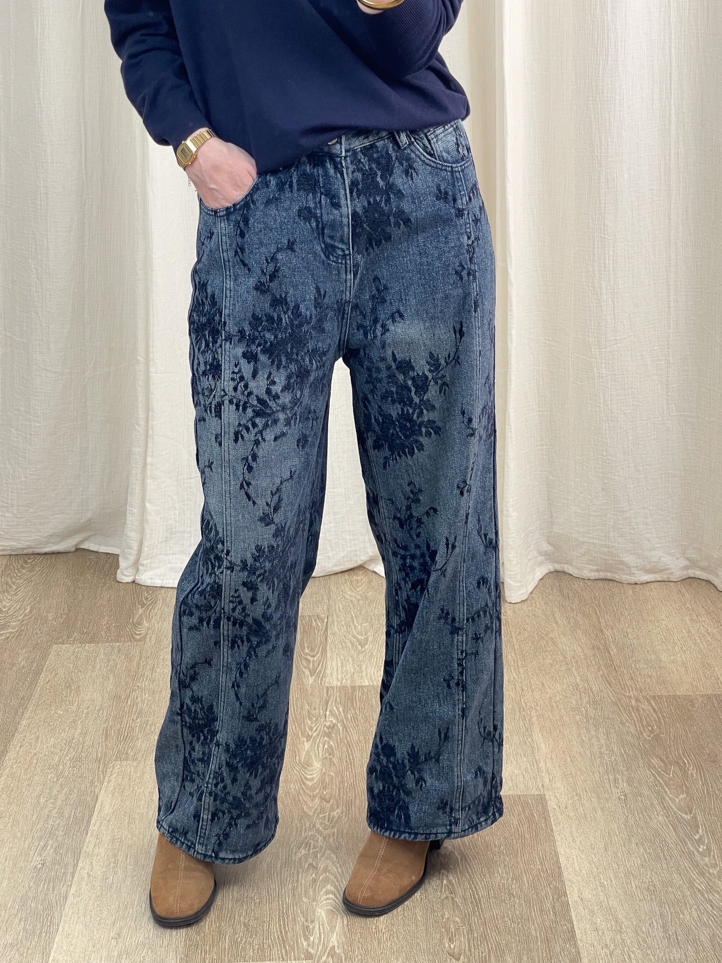 Pantalon large en jean bleu motif floral foncé style bohème chic femme taille haute coupe wide leg