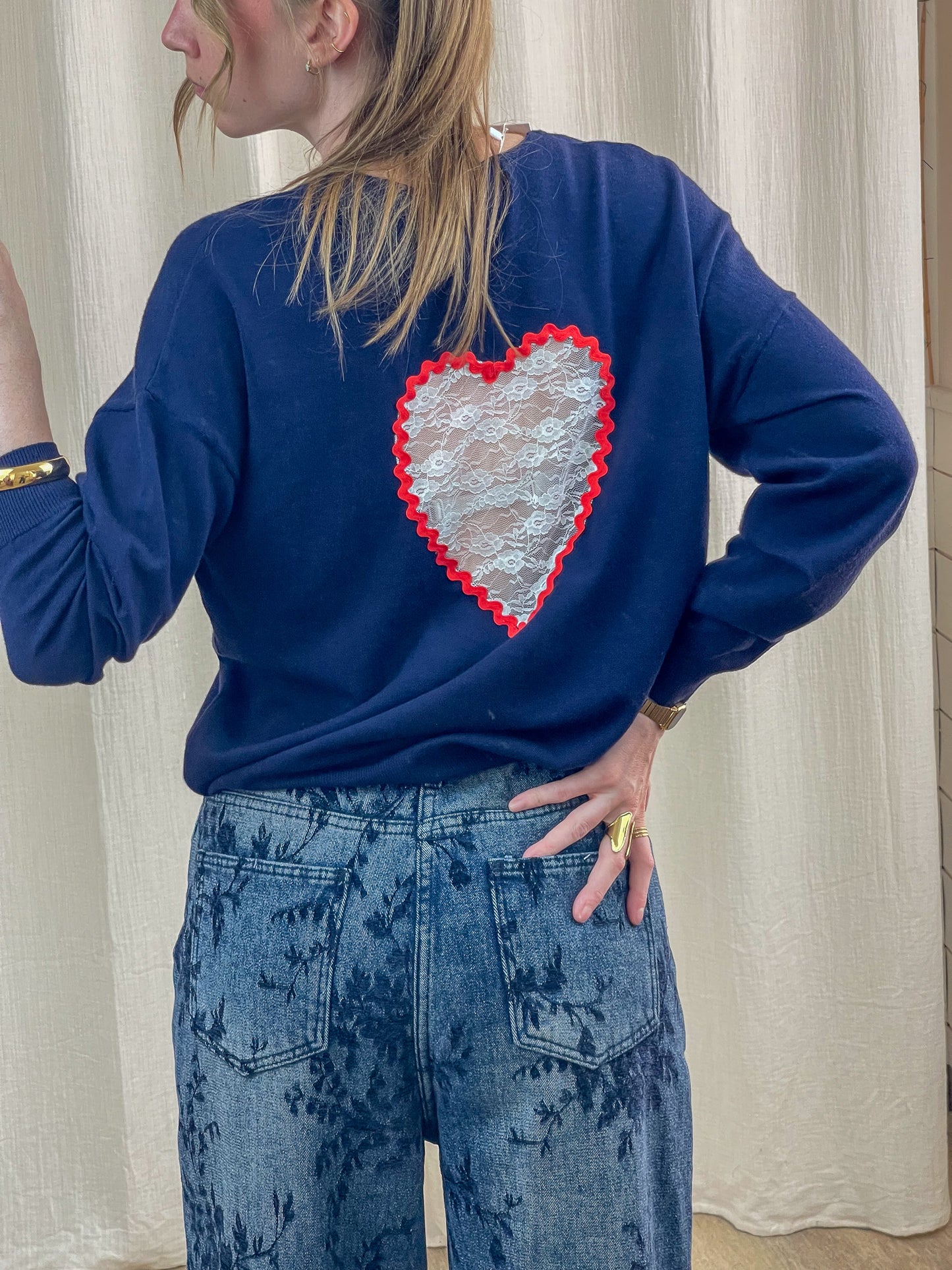 Pull bleu marine femme avec dos ajouré cœur en dentelle blanche bordure rouge, style romantique original