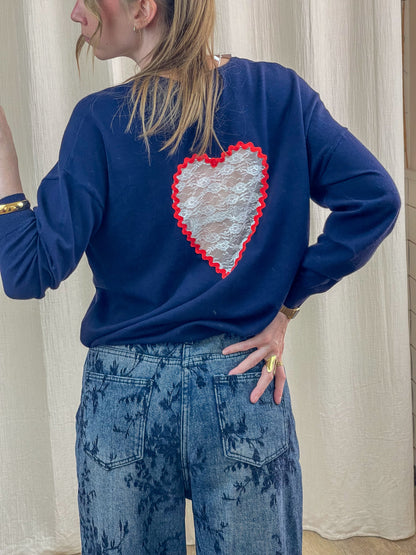 Pull bleu marine femme avec dos ajouré cœur en dentelle blanche bordure rouge, style romantique original
