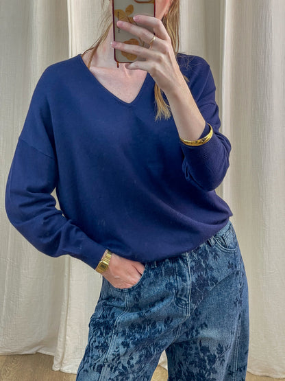 Pull col V bleu marine femme coupe oversize décontractée porté avec jean brodé style casual chic